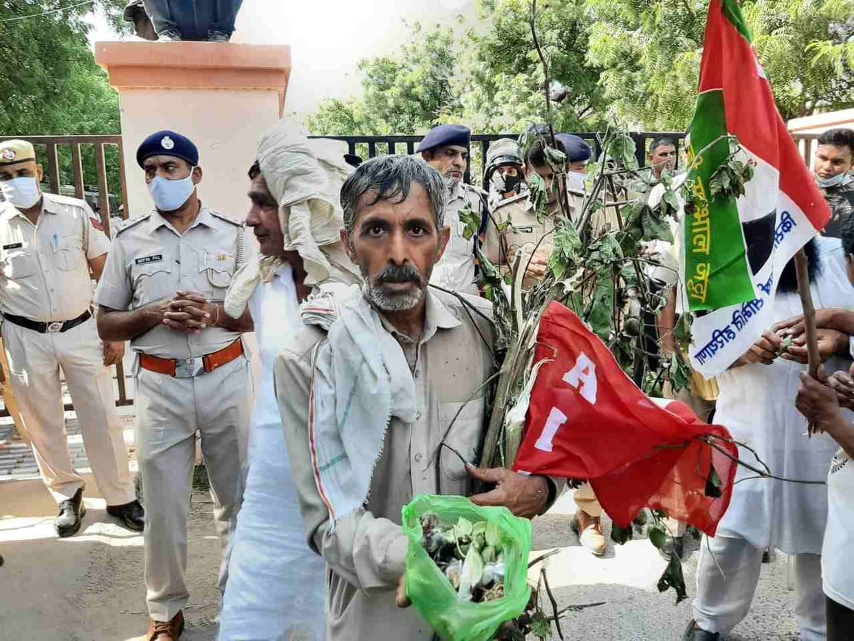 A foot march was taken out from Krantiman Park to the Mini Secretariat, the gate remained closed for three hours