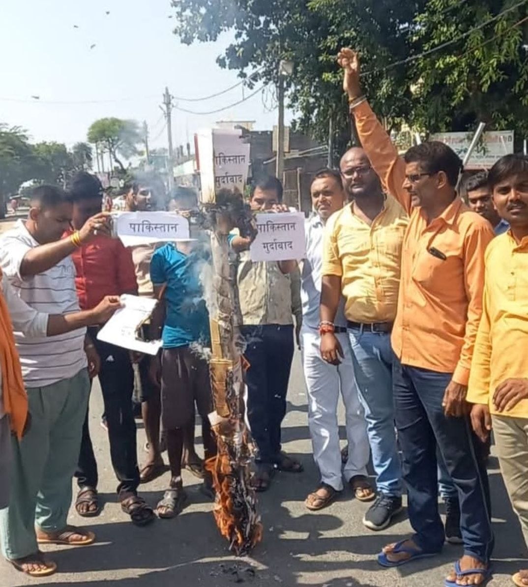 Traders burn effigy of Pakistan in protest against terrorist attack in Kashmir