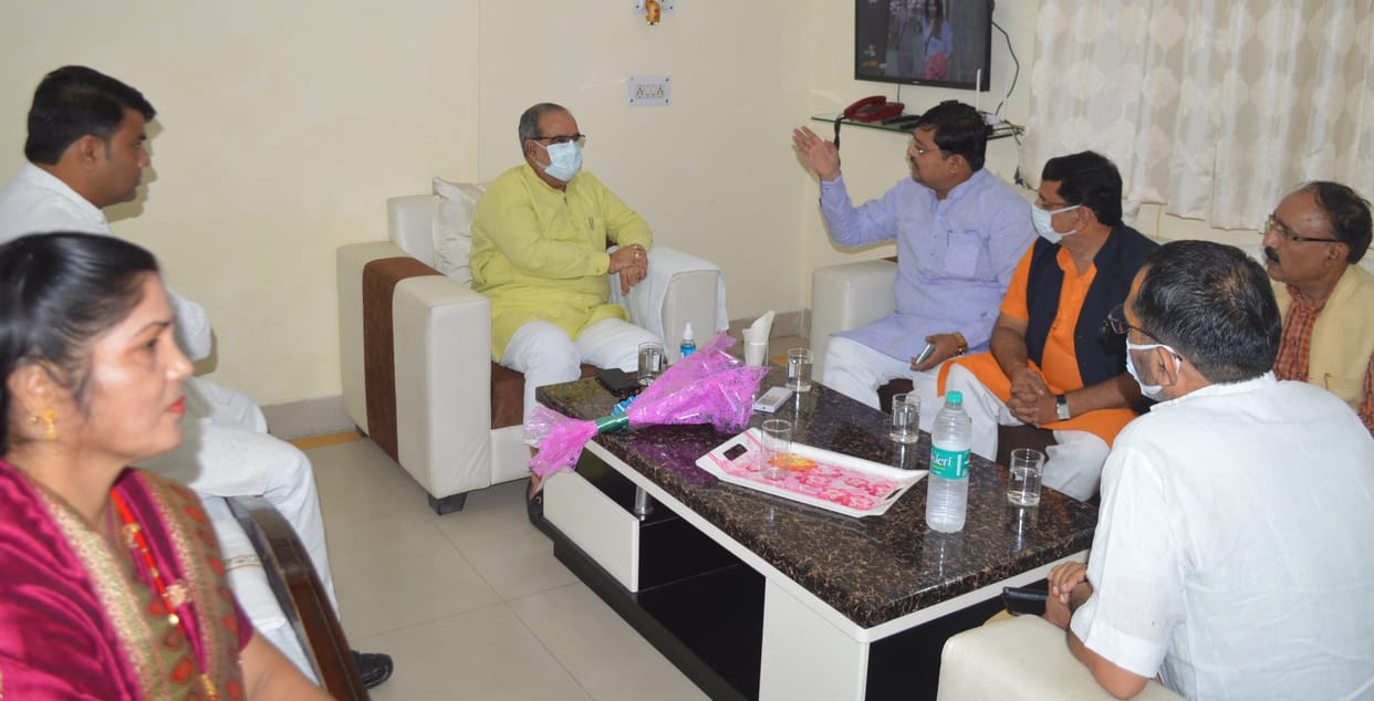 Hathras: Minister in charge inspected the Gaushala and the training center under construction