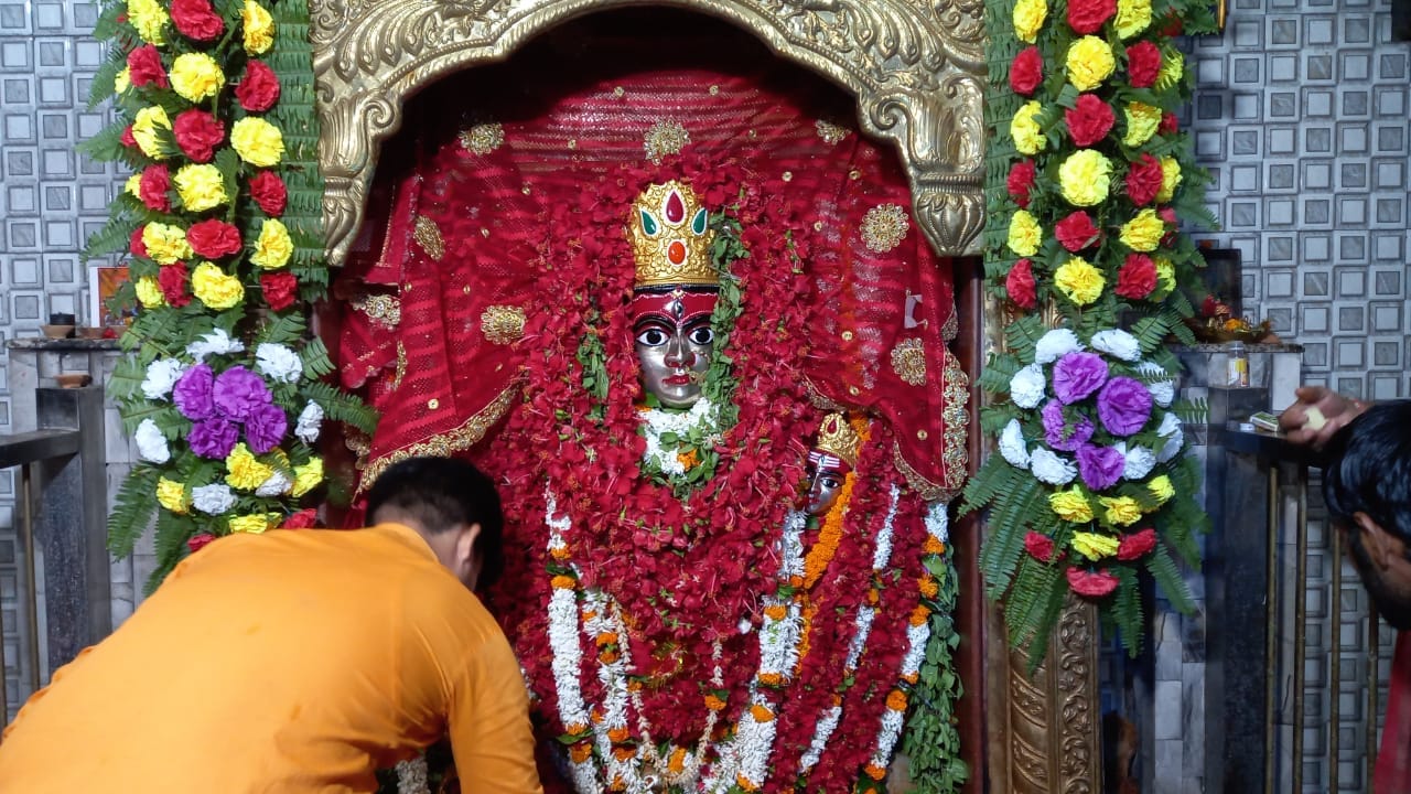 Navratri 2021 5th Day Vishalakshi Mata Temple Shaktipeeth Varanasi Long Line For Worship - Amar Ujala Hindi News Live - वाराणसीः 51 शक्तिपीठों में से एक है विशालाक्षी मंदिर, नवरात्र के पांचवे
