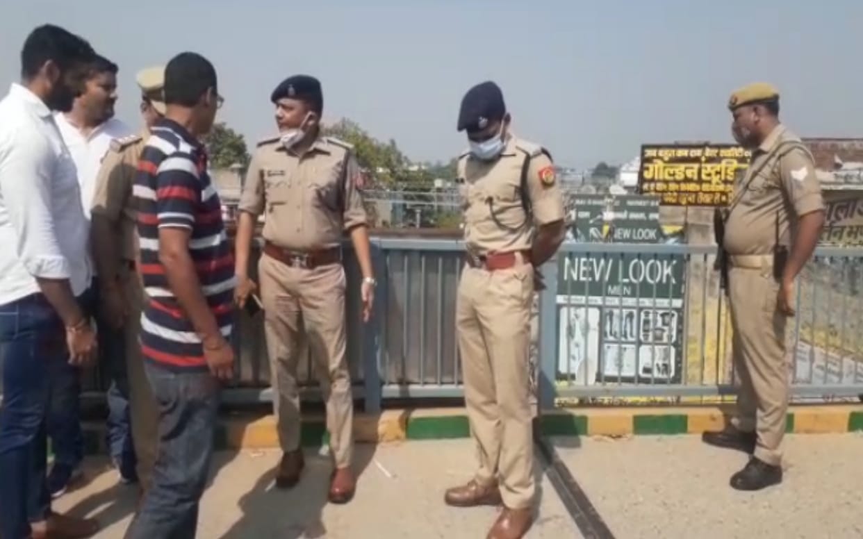 Armed miscreants absconding after robbing four lakh rupees from a businessman in Meerut
