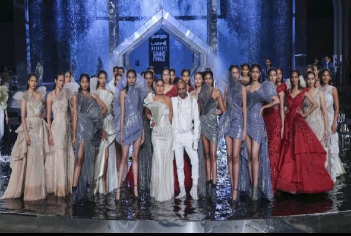 lakme fashion week 2021 kareena kapoor khan returned to runway in breathtaking avatar