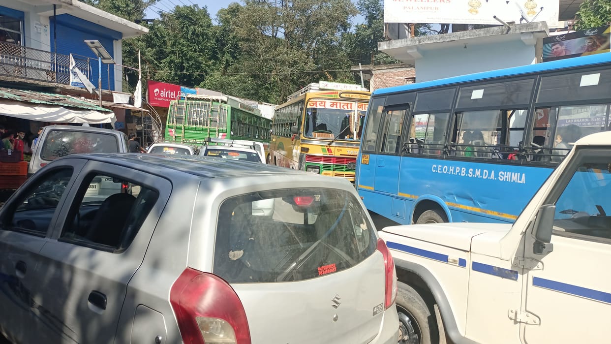 Vehicles stuck in jam for half an hour in Ladbhadol