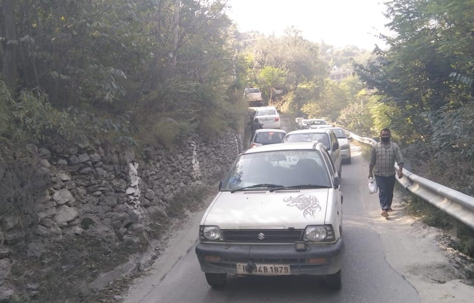 Jam on Kullu-Bijli Mahadev road