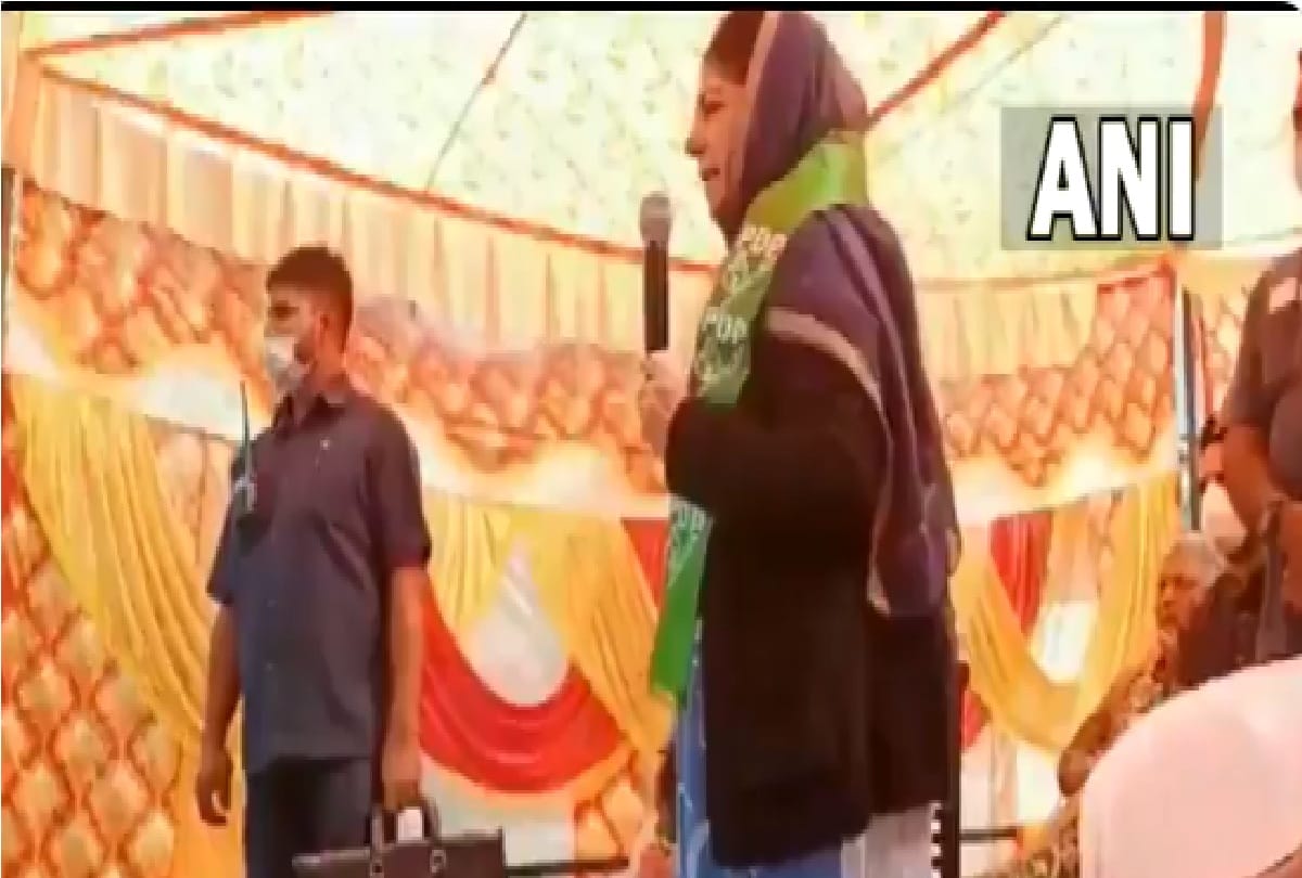 Mehbooba Mufti said koi mulk ki goli se mare vo thik hai terrorist ki goli se mare vo galat