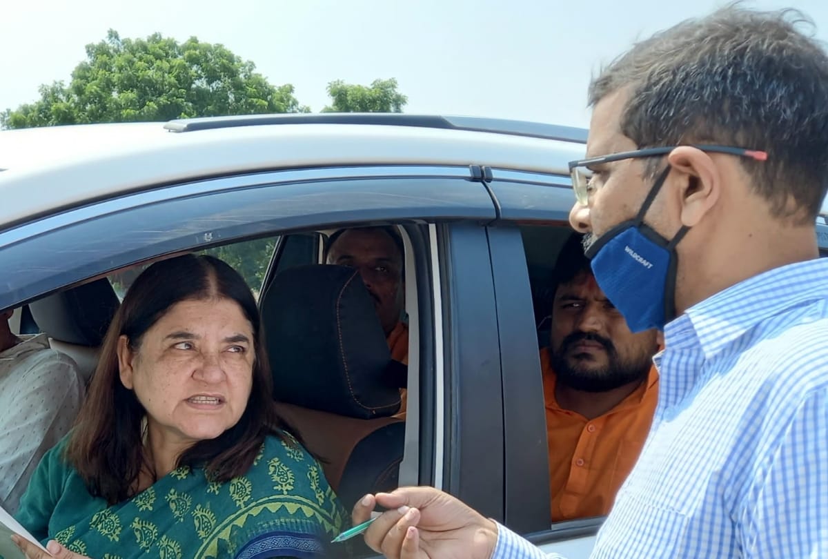 Menka Gandhi scolded a bank manager in Sultanpur.