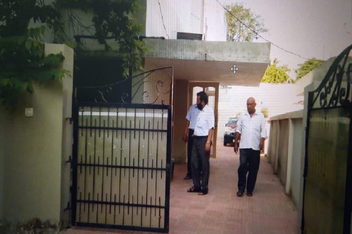 UP Crime News: Thieves stole cash and goods in a closed house of a judicial officer in Meerut