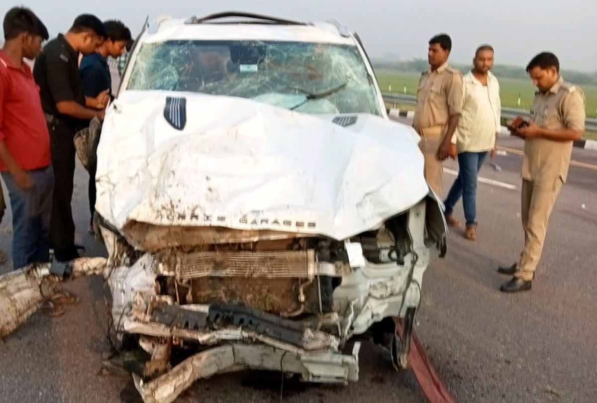 Unnao: Car overturns after driver blinks on Lucknow-Agra Expressway, student killed, friend injured