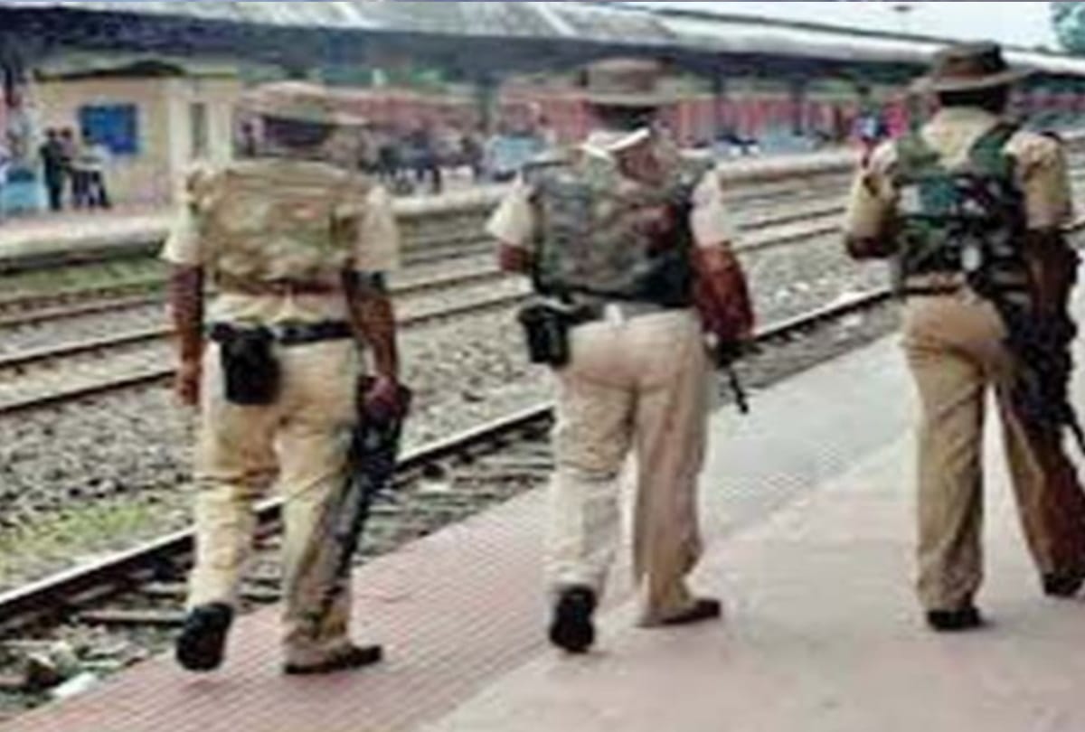 RPF jawan pushed Punjab passenger from moving train in Ratlam