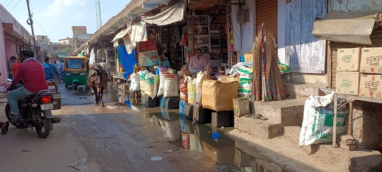 Shopkeepers and passers-by are upset due to dirty water flowing on the road, warning of locking the municipality office if there is no solution in two days
