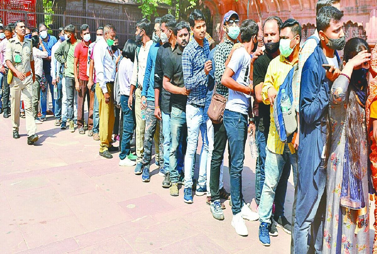 tourists waiting outside the Taj Mahal for three hours due to VIP visit