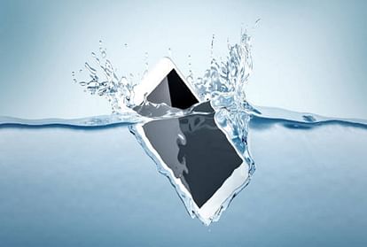 Difference Between Waterproof Water Resistant And Water Repellent  Smartphones - Amar Ujala Hindi News Live - काम की बात:क्या होता है  वॉटरप्रूफ और वॉटर रेसिस्टेंट फोन में अंतर? जान लेंगे तो