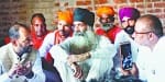 मझगईं के चौखड़ा फार्म में मृतक लवप्रीत के पिता से वार्ता करते शिवसेना राज्य प्रमुख।