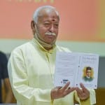 पुस्तक का विमोचन करते रक्षा मंत्री राजनाथ सिंह और संघ प्रमुख मोहन भगवत