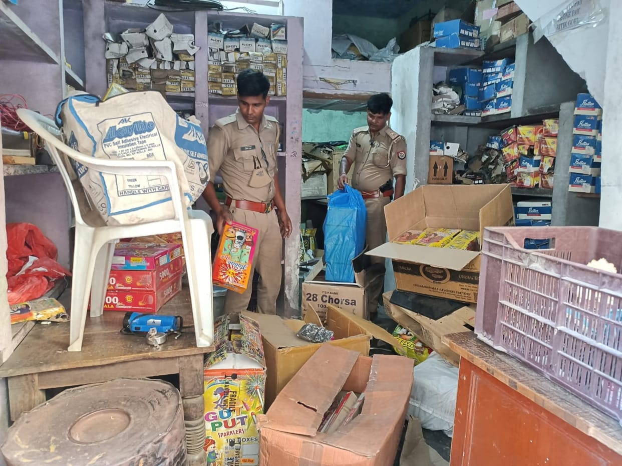 Raids caught firecrackers worth 25 lakhs, landlord arrested