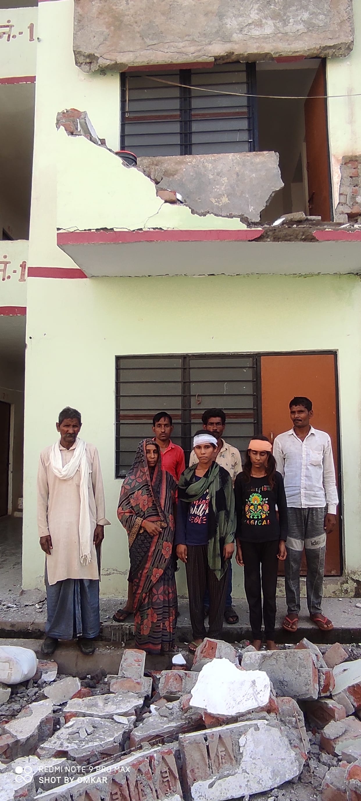Five injured due to collapse of visor of Asra residence, condition of two critical