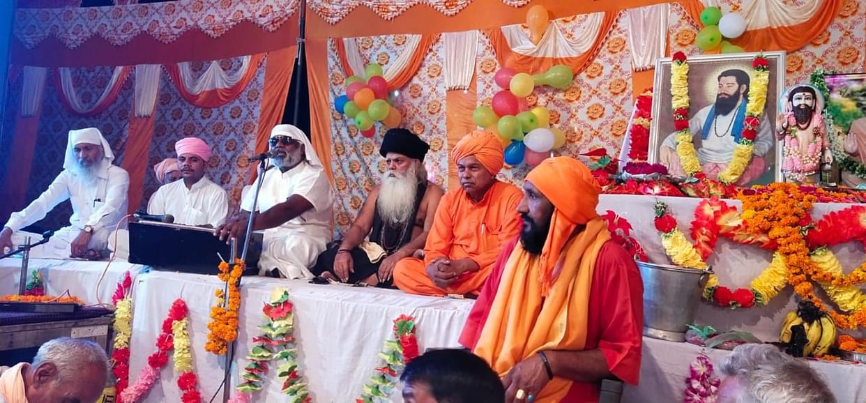 Devotees pay tribute to Chetanand Maharaj