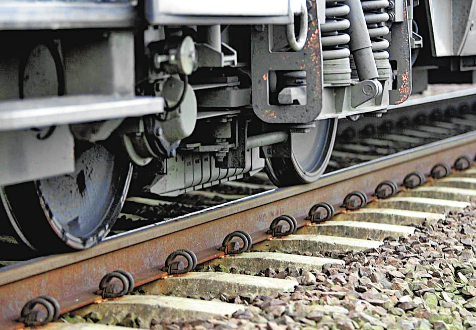 Two friends cut off from the train while crossing the railway line, came from Bihar in search of livelihood