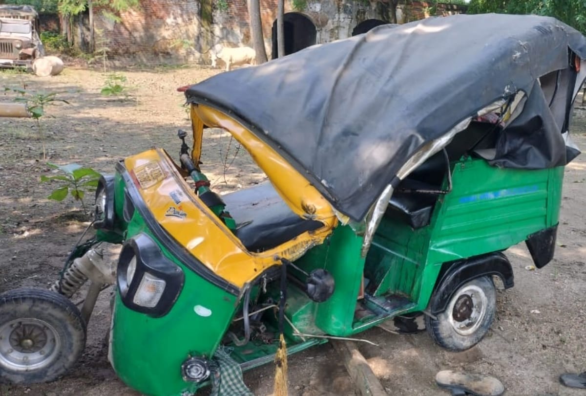 Two died and four injured in an accident in   sitapur Bahraich highway in Bahraich.