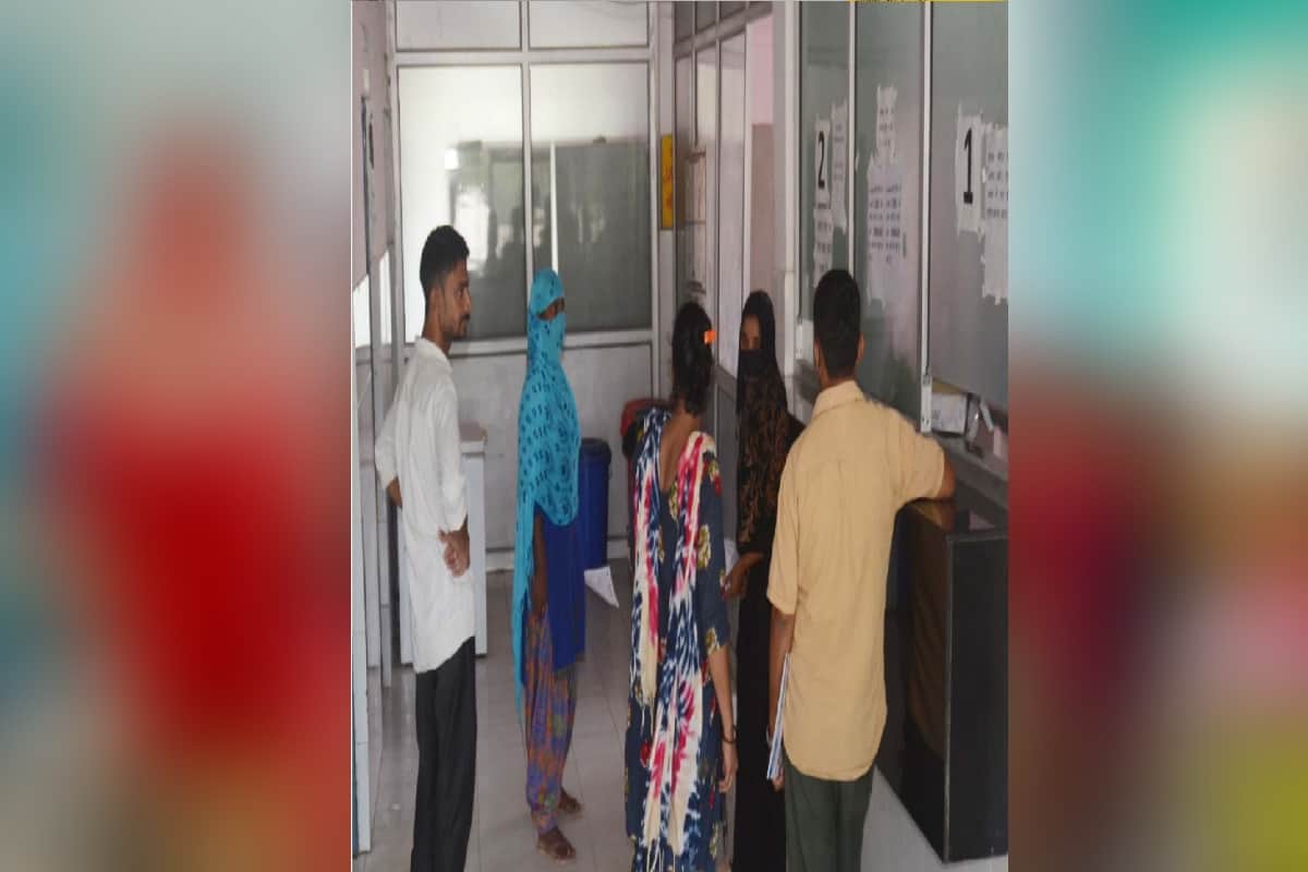 Claims of better health services failed in Baghpat Patients wandering for treatment