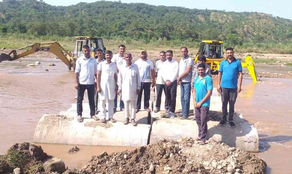 People of Saned panchayat made bridge over sarsa khadd with private efforts