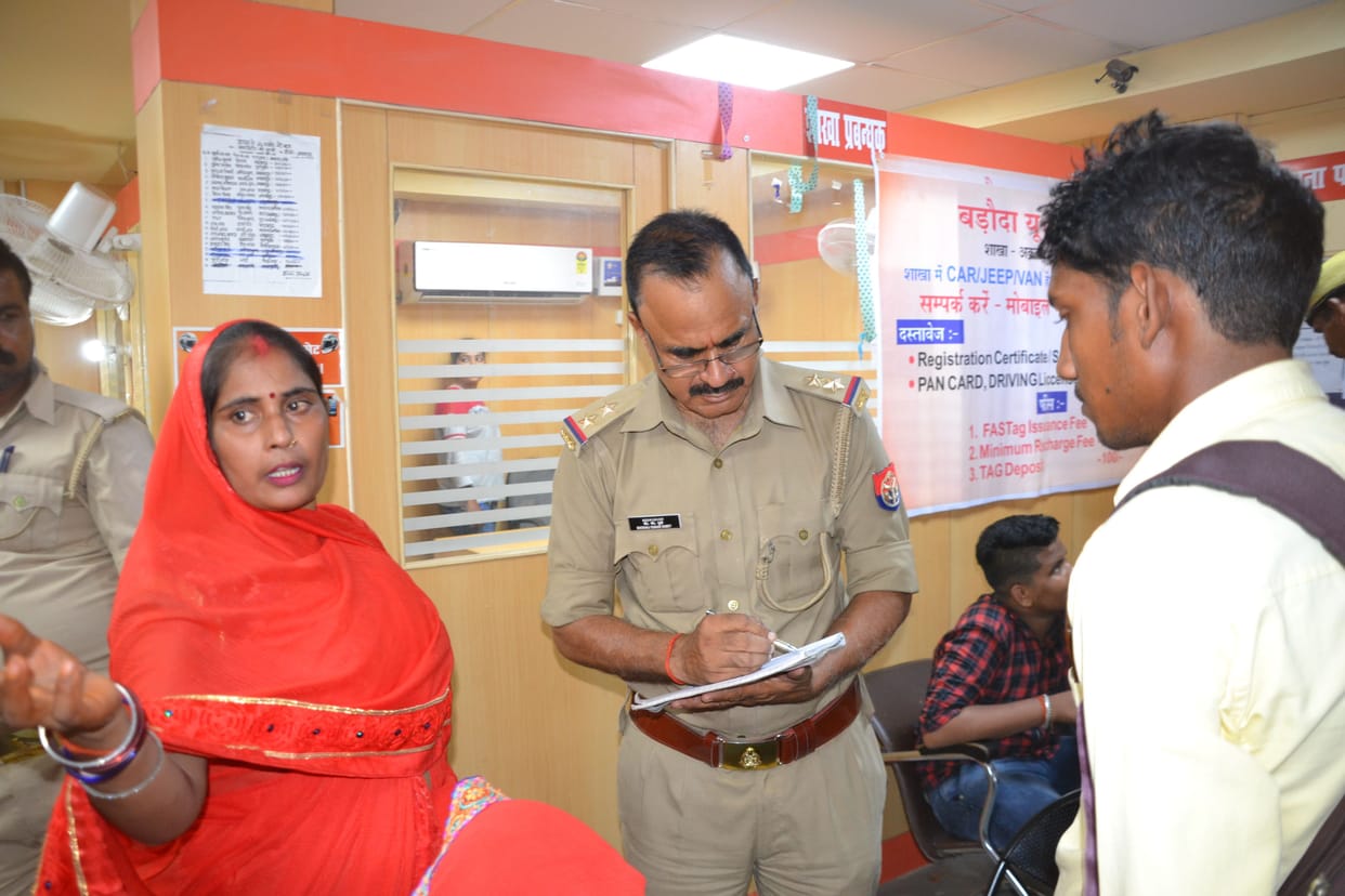 swindler took ten thousand rupees by giving a pack of paper to the woman inside the bank