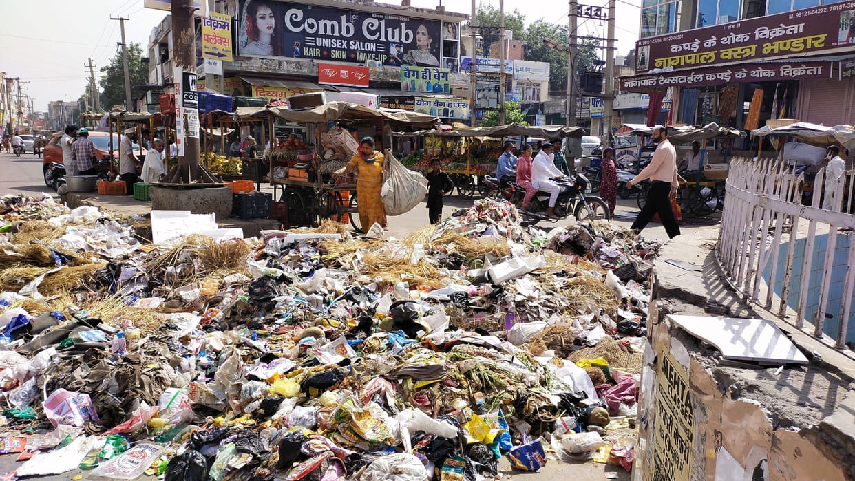 Fountain chowk became garbage chowk, garbage rises from here in the afternoon