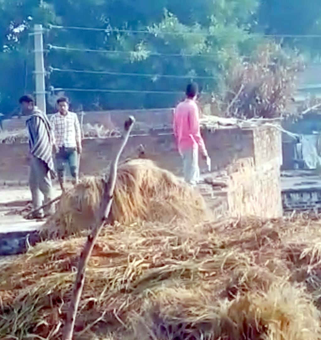 Stone pelting and firing in two sides due to enmity, eight injured
