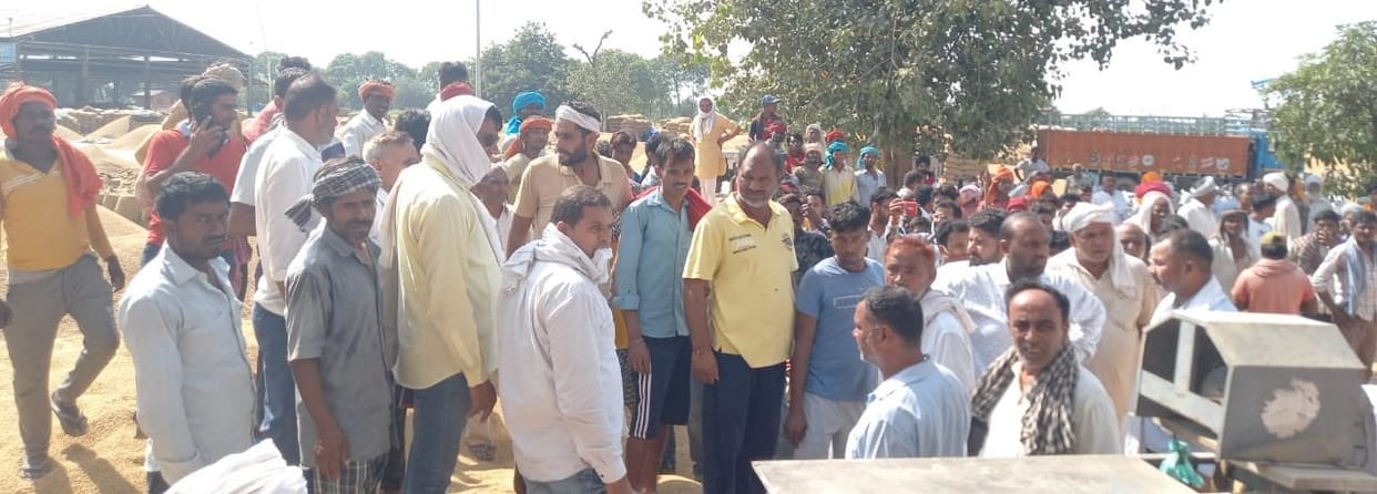 Farmers angry due to non-procurement of paddy, jammed