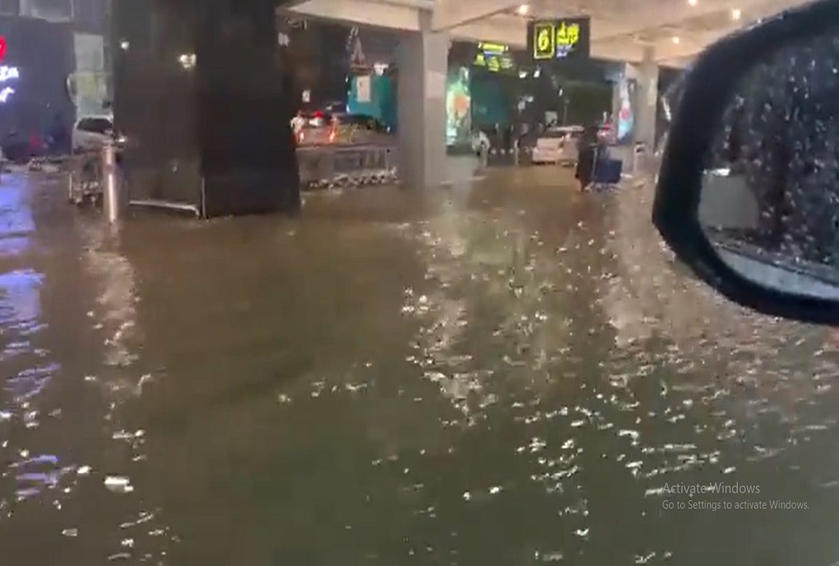 Bengaluru Heavy Rain News: Roads outside Kempegowda International Airport,waterlogged