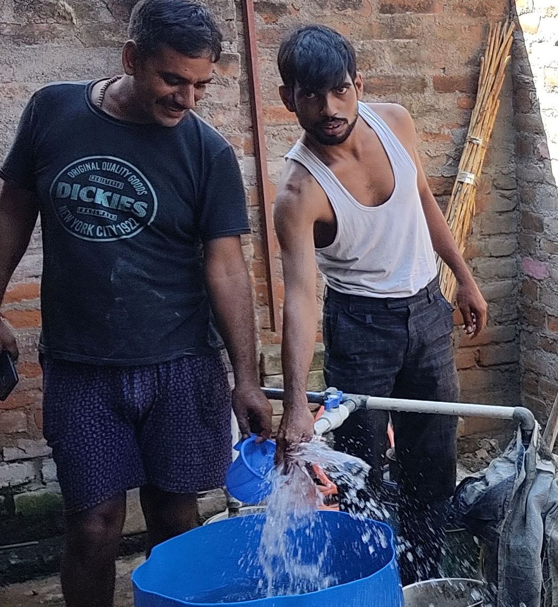 Hot water coming out of submersible became curious, crowd of people gathered to see