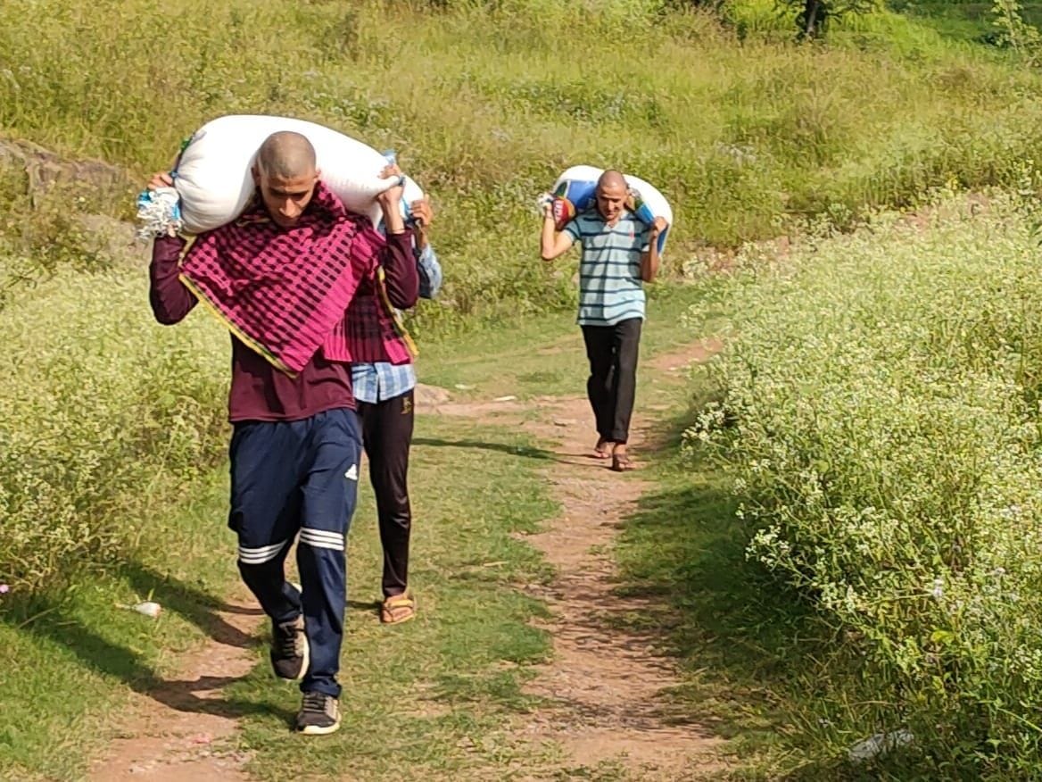 Due to lack of connectivity, reach home on foot for many hours