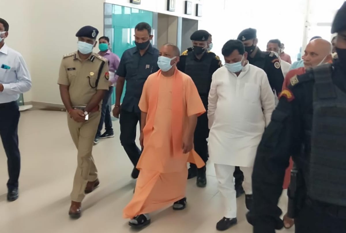 CM yogi reach kushinagar for PM Modi Tour in Kushinagar airport
