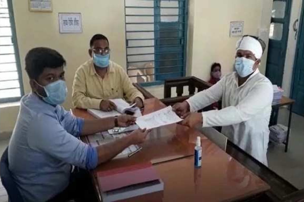 Deepak Bhuriya take his nomination back as independent candidate which gives Congress a breath of relief for Jobat bypoll