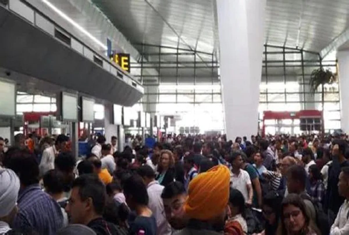 Corona protocol on delhi airport The arrangements at the Delhi airport are poor, many passengers caught their flight while running
