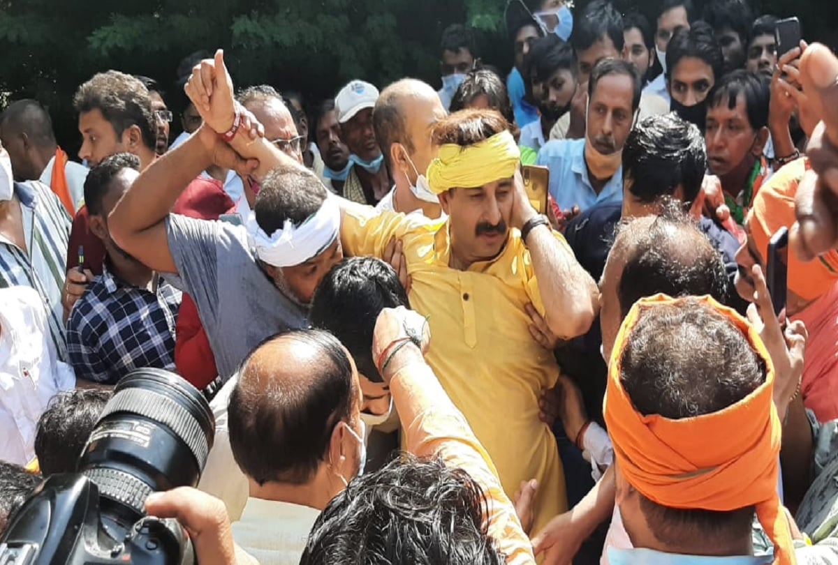 प्रदर्शन में मनोज तिवारी हुए घायल