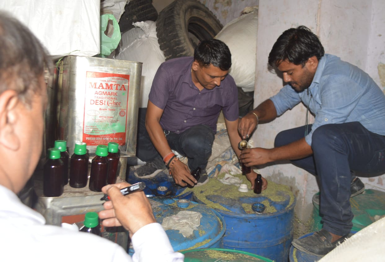 Hathras: Took samples to test the chemicals kept on the transport company