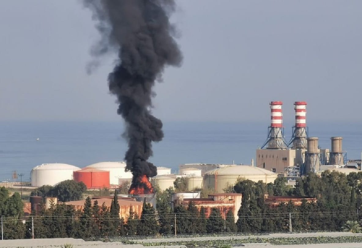 Lebanon: A huge fire broke out in the huge gasoline tanker of the Jharani oil plant in the coastal region, rescue work continues