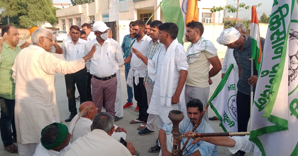 Farmers furious when the purchase stopped, the secretary was held hostage