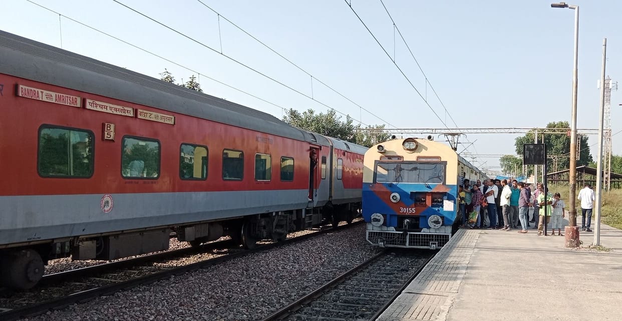 Passenger train stood for one hour, Paschim Express stood for one and a half hours