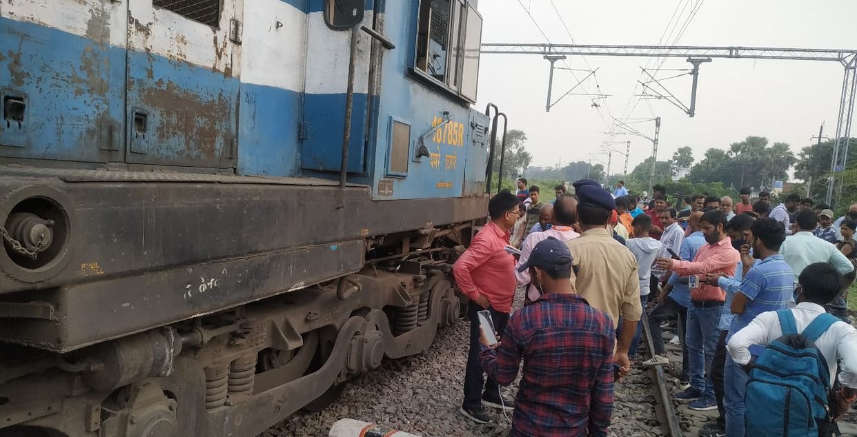 Engine of Tapti Ganga Express derailed at Jaunpur Junction left after three hours many trains affected