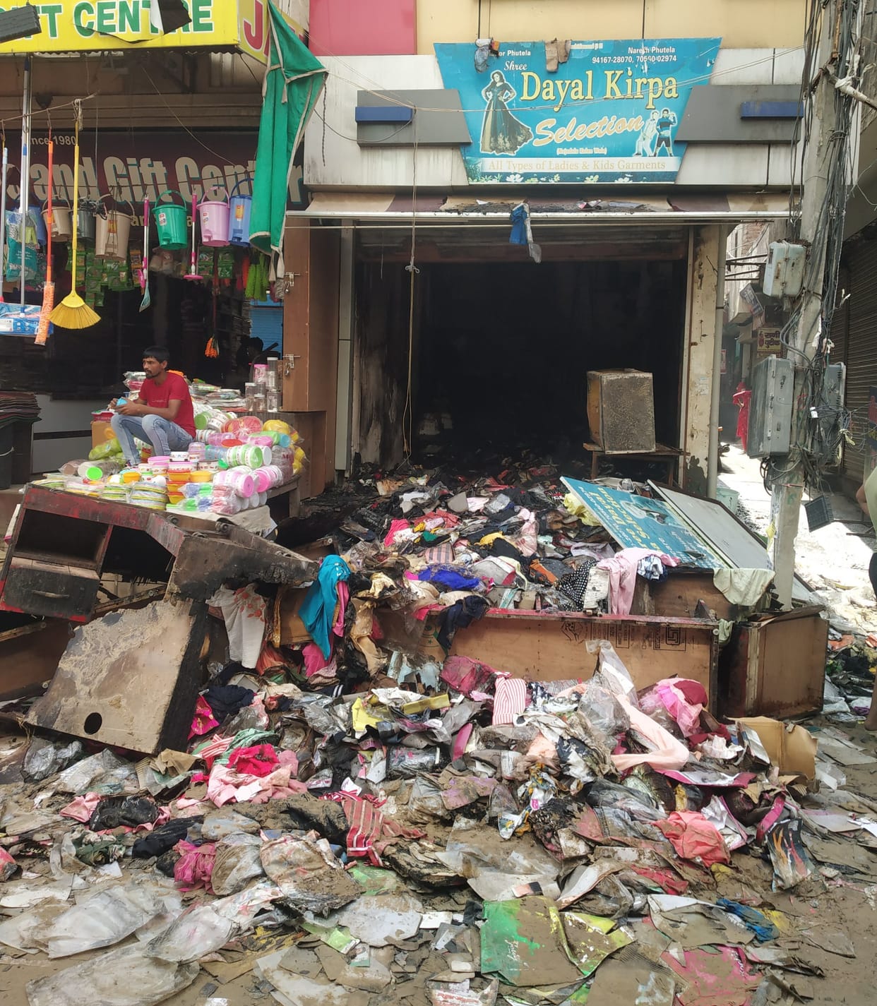 Due to the festive season, the goods were filled in the shop by taking loan, the desire was burnt to ashes