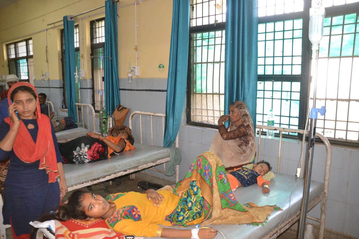 Kanpur Dehat: Lock in private ward of district hospital, general and emergency ward full