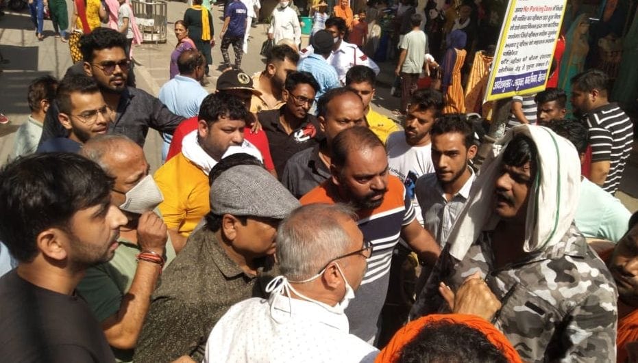 Festive season: Traders angry after seeing contractor's tractor parking on Qila Road, clashed with personnel for lifting customers' vehicles