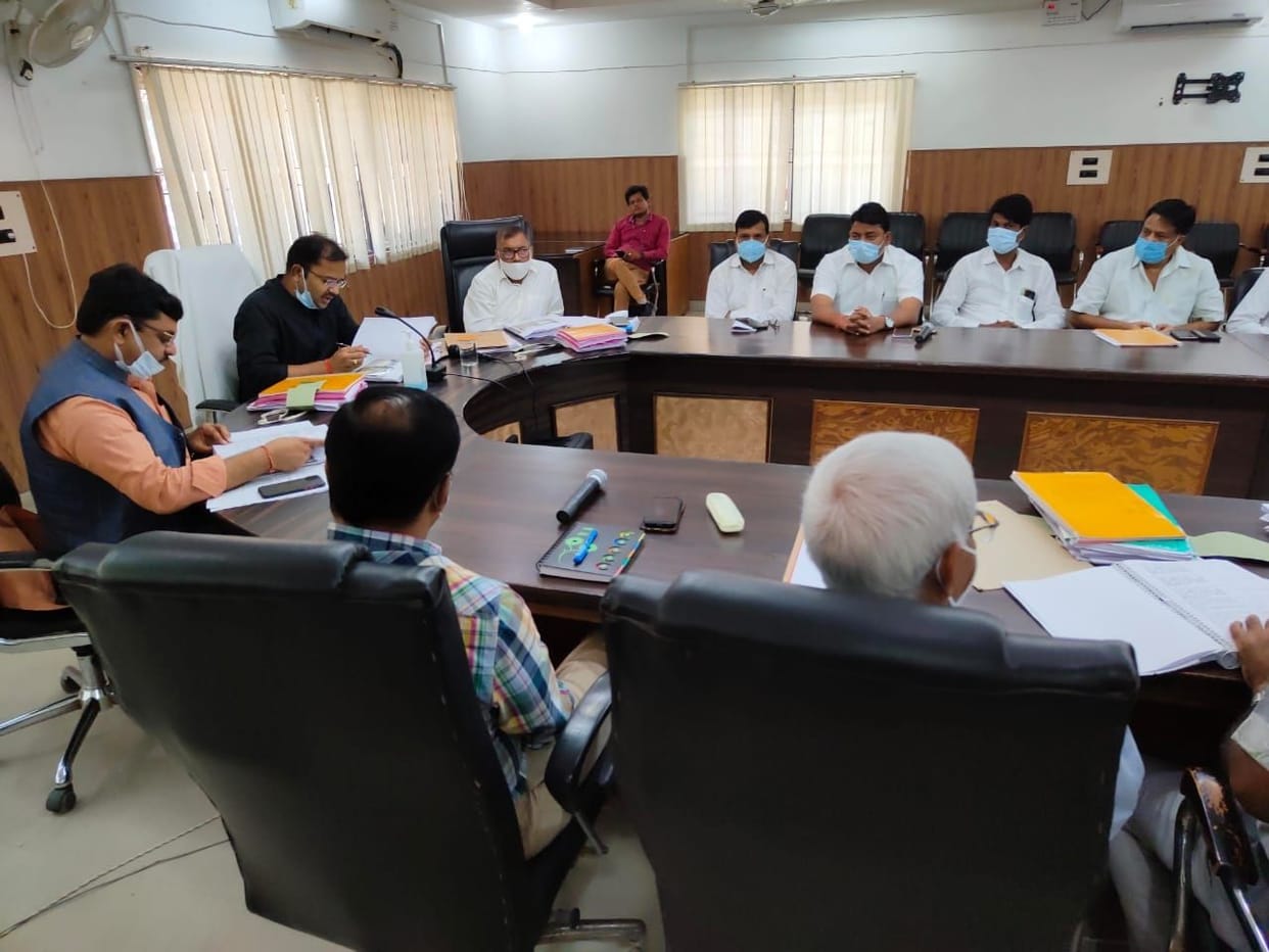 Hathras: DM angry for not getting the beautification work done as per the standard