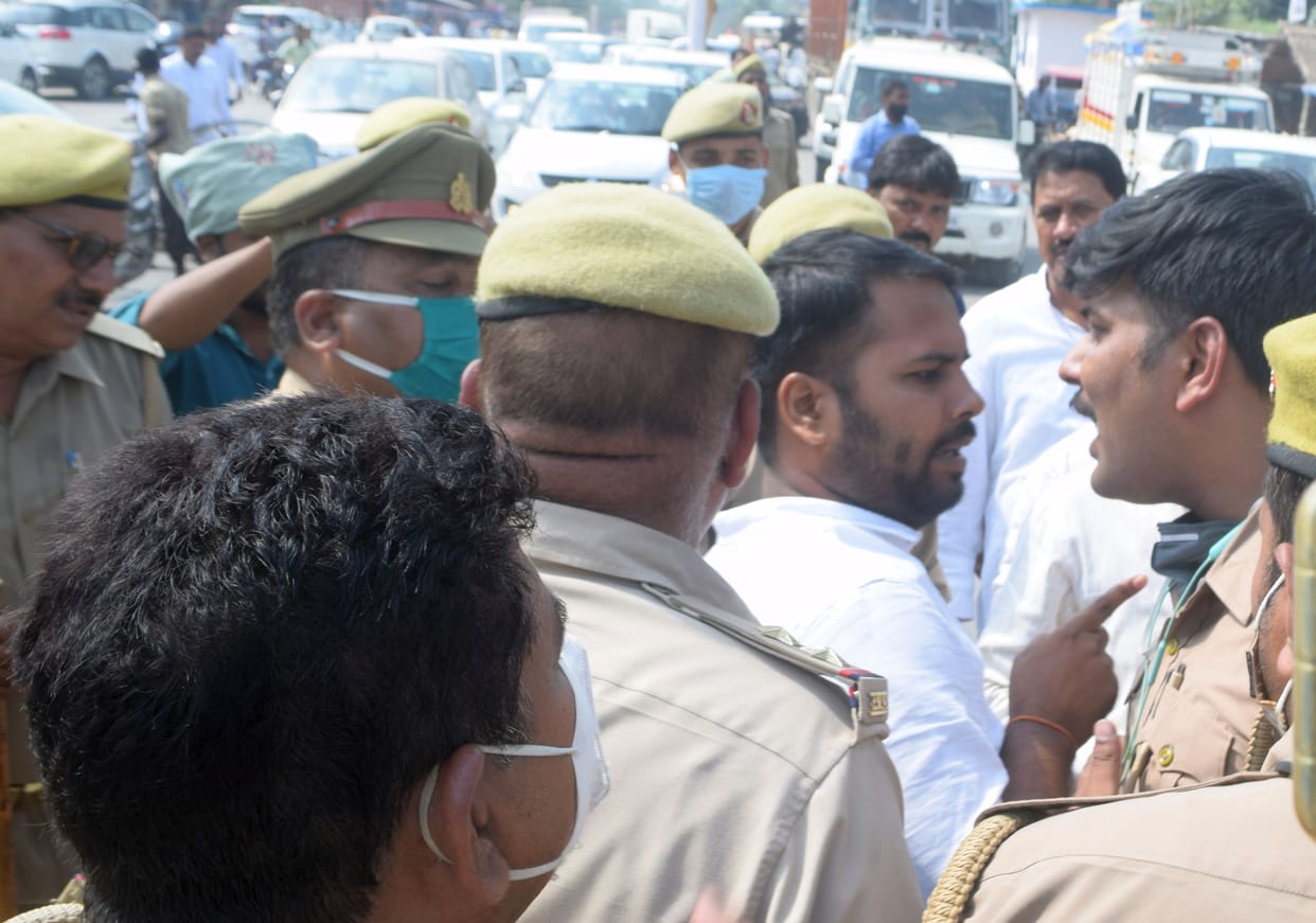 Uproar in Laharpur too, Congressmen sitting on dharna