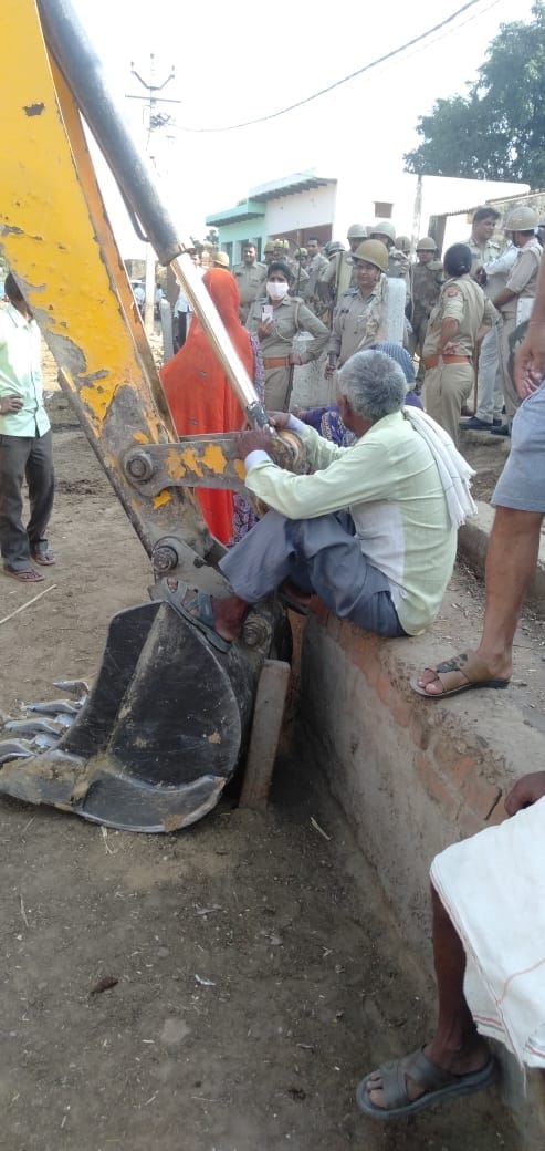 Hathras: Revenue department and police freed the land from the oppressors