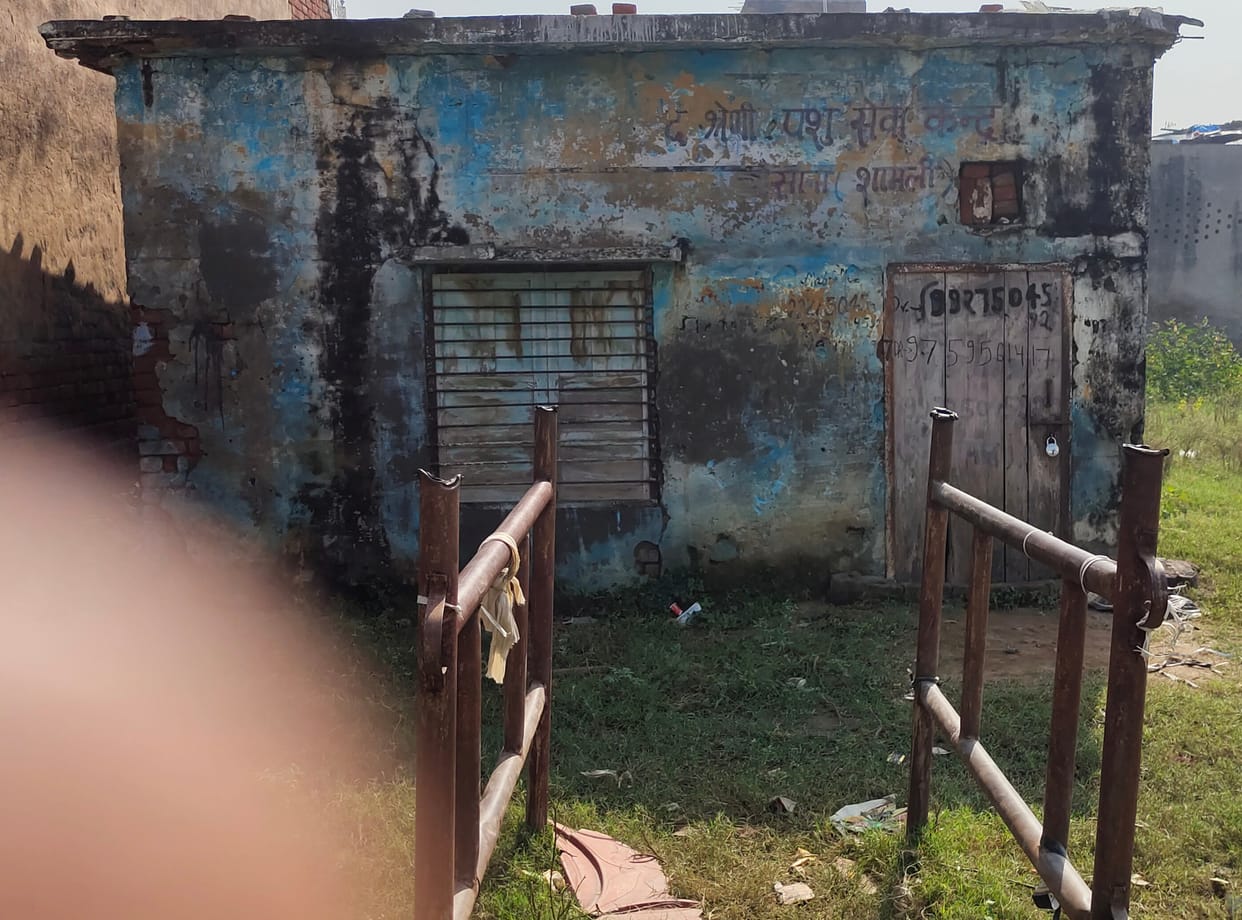 A room in the name of Veterinary Hospital that too dilapidated