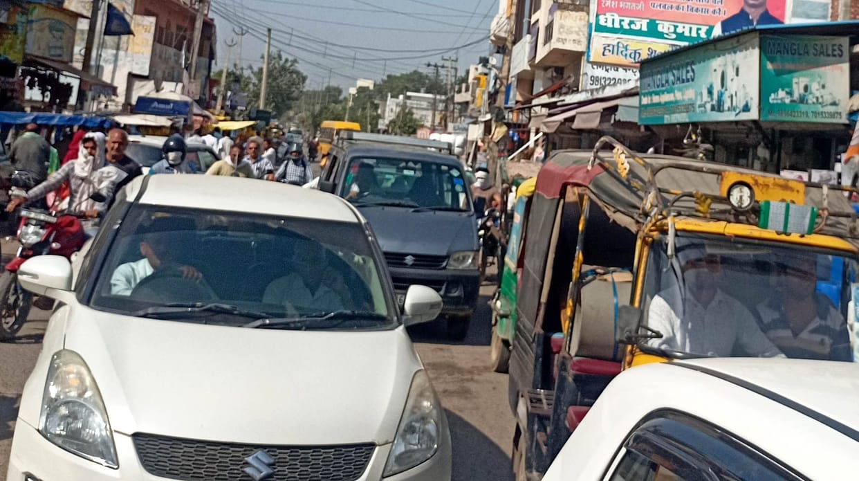 Traders and passers-by are upset due to jam on old GT road, customers are unable to reach the market, no shoplifting is happening