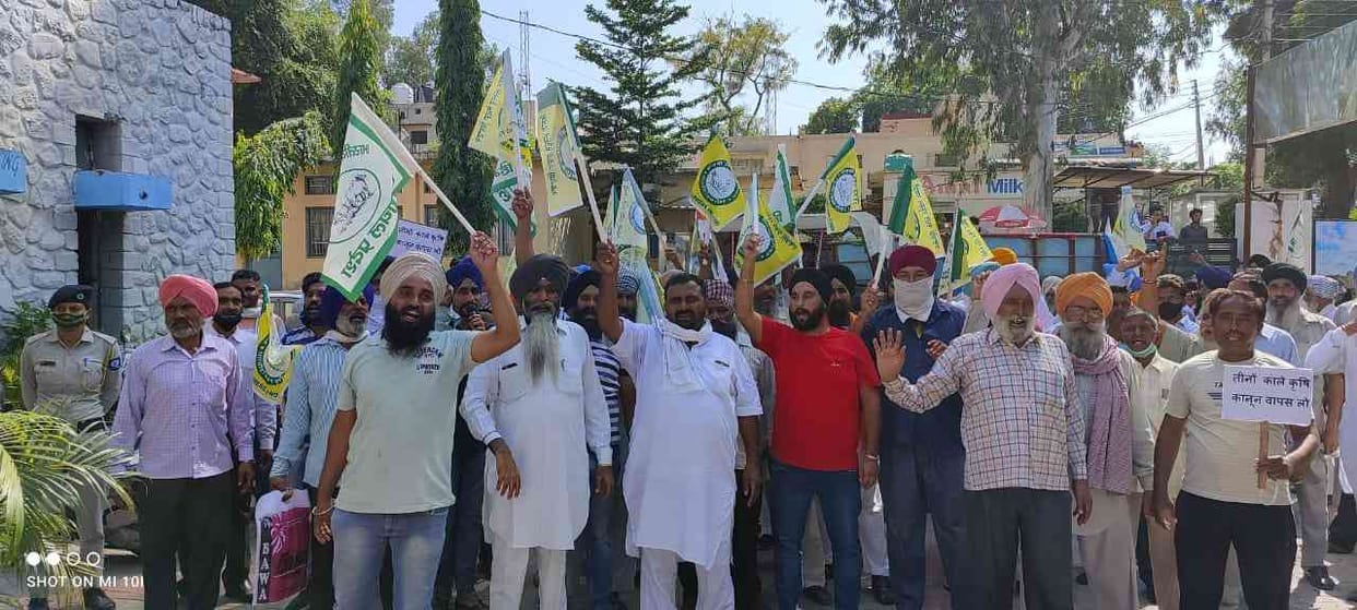 Annoyed over not starting paddy purchase centre farmers in Nalagarh hand over tractor keys to SDM